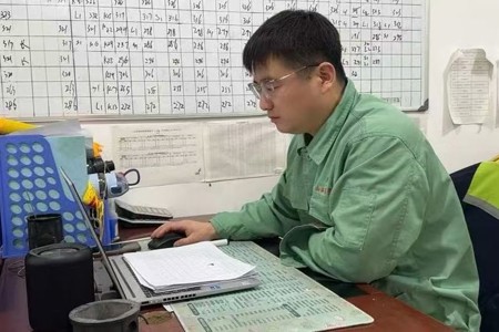 马江伟，2016年畜牧兽医专业毕业，2016年8月入职，2020-2021年任万头场4线线长，2022-2024年任东祁场一线线长，2025年7月任东祁场副场长，基础母猪3750头，年受胎率95%，年薪30余万元。