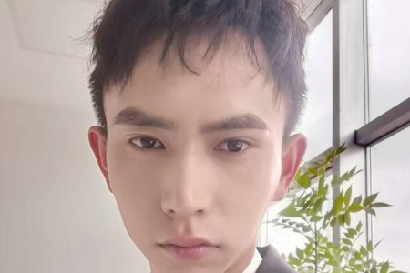 王宝华，2020年畜牧兽医专业毕业，2021年入职，任万头场3线分娩组长，2024年任万头一线线长，管理2200头基础母猪场，年受胎率93%，年薪29万。